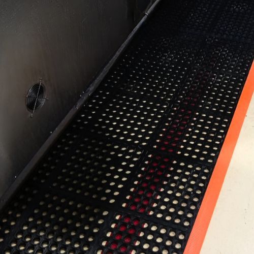 Producto Safety Stance™ pavimento resistente a grasas ideal naves industriales, mecanizados y talleres en la categoría Alfombras industriales en Alfombras Website