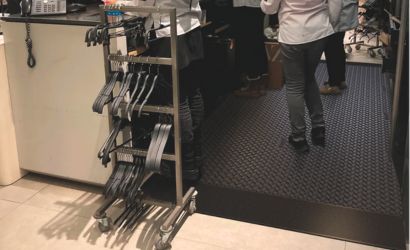 ¿Cómo trabajar de pie detrás de un mostrador de tienda, hotel o restaurante sin resbalar, ni sentir cansancio?