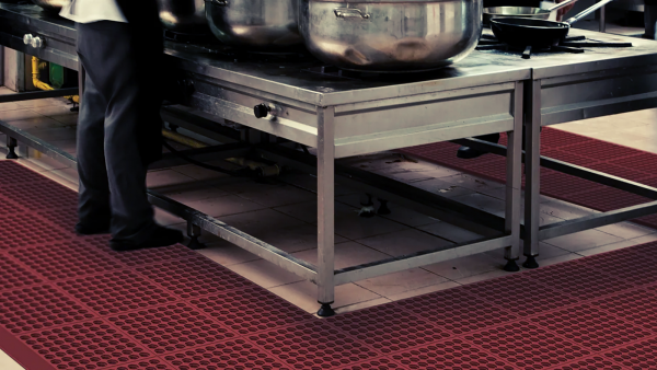 suelo ergonómico con agujeros para cocinas industriales