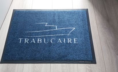 alfombra con logotipo